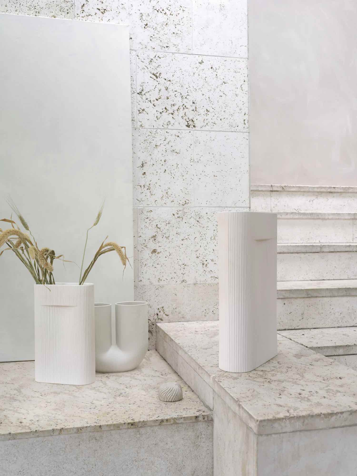 12030-ridge-vase-off-white-kink-vase-sand