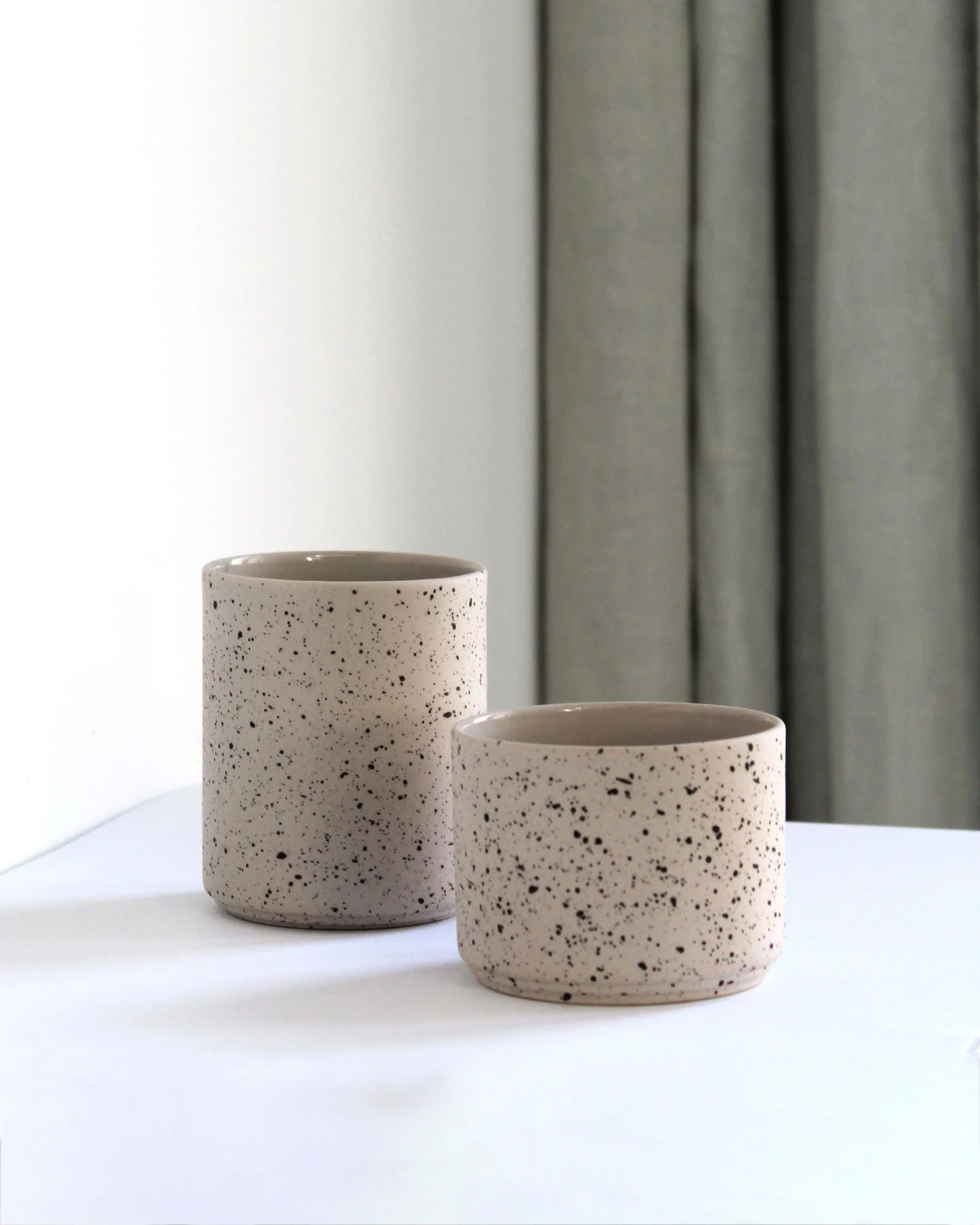 forme-coffee-mug-sand-speckled-lifestyle