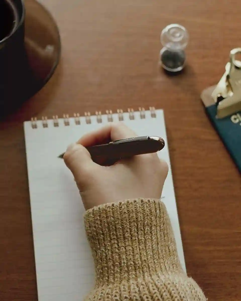 bullet-ballpoint-pen-light-clear-brown (3)