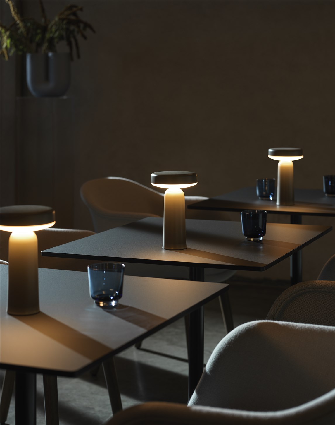 ease-portable-lamp-taupe-still-black-75x65-fiber-conference-hallingdal-113-stained-dark-brown-raise-dark-blue-kink-light-blue-muuto-org