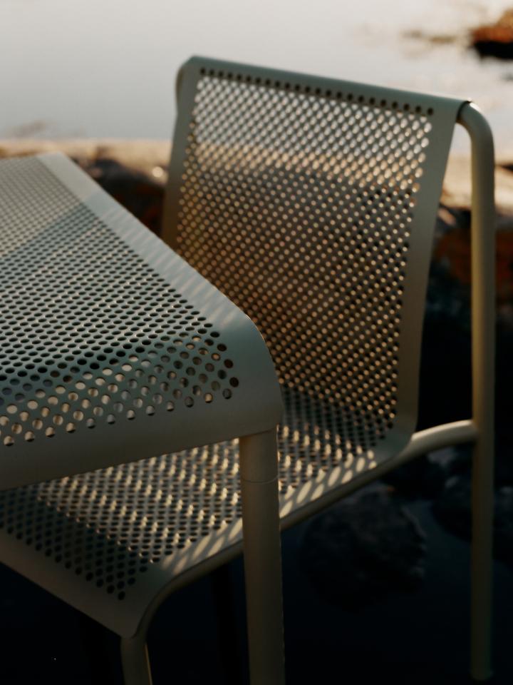 FermLiving_SS25_DappleChair_TeaGreen_1104270683_DappleTable_80x80_TeaGreen_1104270689_2