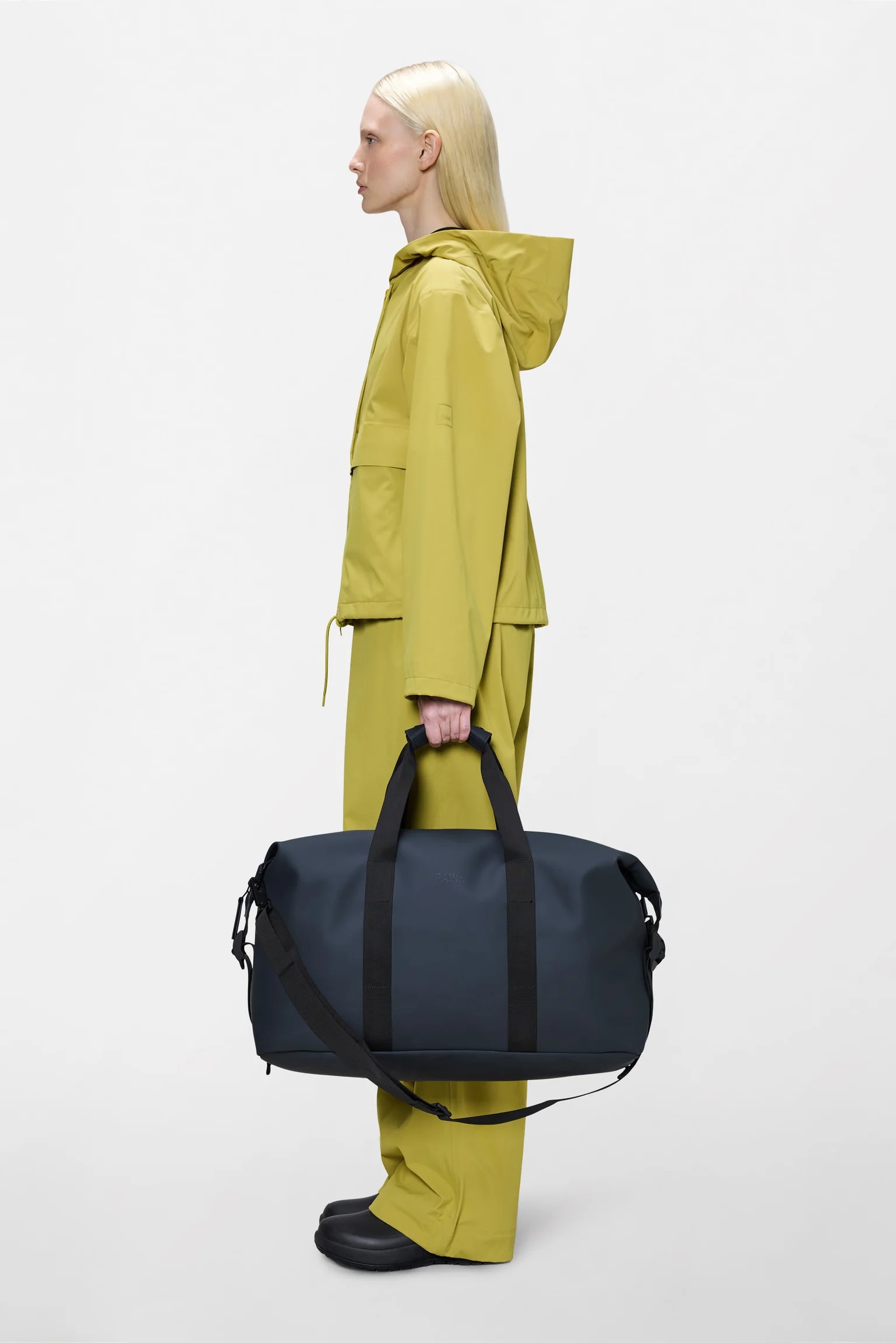 rains_hilo_weekend_bag_navy_everyday_women_1_