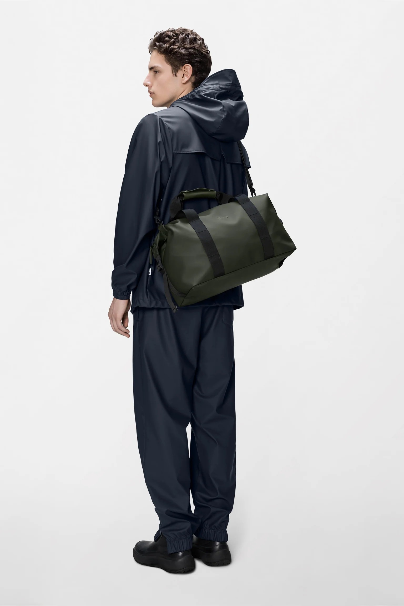 rains_hilo_weekend_bag_small_green_everyday_men_2